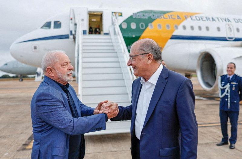 &copy; Reuters. Presidente Luiz Inácio Lula da silva cumprimenta vice-presidente Geraldo Alckmin antes de embarcar em avião para viagem oficial à China
11/04/2023 Ricardo Stuckert/Divulgação via REUTERS