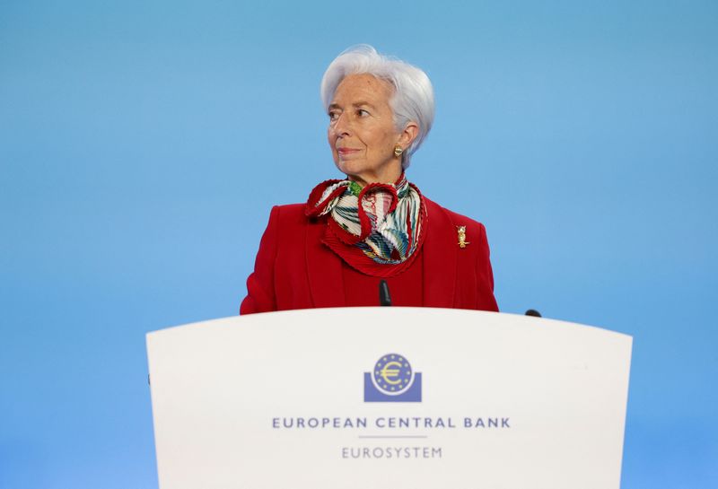 La posición del euro y del dólar no debe darse por sentada: Lagarde