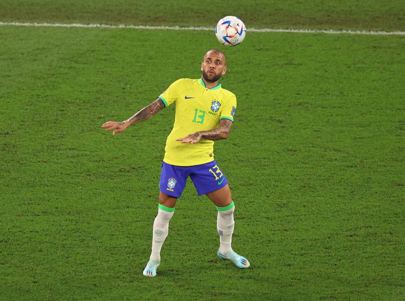 &copy; Reuters. Daniel Alves durante partida da seleção brasileira contra a Coreia do Sul durante a Copa do Mundo do Catar em 2022 
05/12/2022 REUTERS/Pedro Nunes