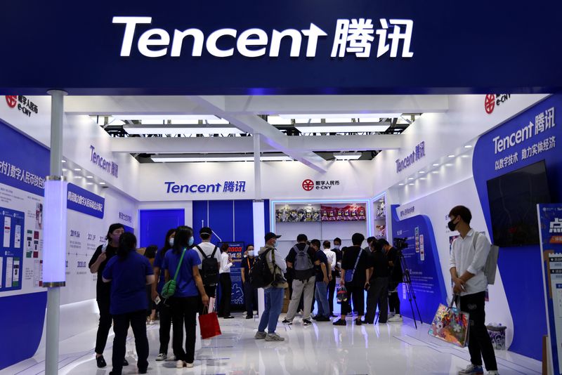 &copy; Reuters. Pessoas visitam estande da Tencent em feira CIFTIS, em Pequim, China
01/09/2022
REUTERS/Tingshu Wang