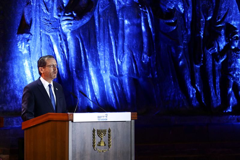 &copy; Reuters. الرئيس الإسرائيلي إسحق هرتسوج  خلال الحفل الافتتاحي للذكرى السنوية للمحرقة النازية (الهولوكوست) يوم الاثنين. تصوير: رونين زفولون - رويترز.