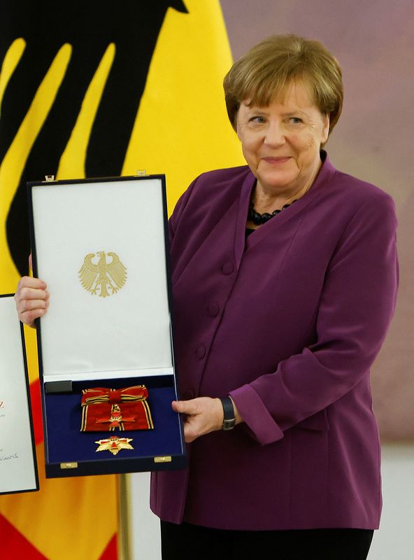 &copy; Reuters. A ex-chanceler Angela Merkel recebe a mais alta Ordem de Mérito do país em cerimônia no Palácio Bellevue em Berlim
17/04/2023
REUTERS/Michele Tantussi