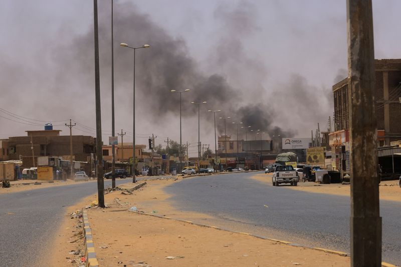 © Reuters. أعمدة الدخان تتصاعد في أم درمان خلال الاشتباكات بين قوات الدعم السريع والجيش السوداني يوم السبت. تصوير: محمد نور الدين عبد الله - رويترز 
