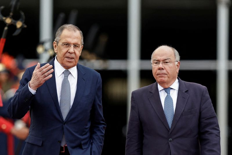 &copy; Reuters. وزير الخارجية الروسي سيرجي لافروف (إلى اليسار) عقب اجتماع مع وزير العلاقات الخارجية البرازيلي ماورو فييرا في برازيليا يوم الاثنين. تصوير: أو