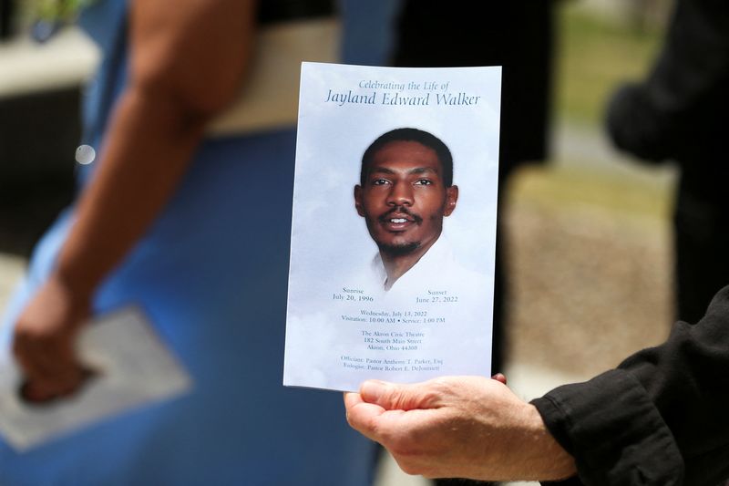 © Reuters. A man holds up the program following the funeral services for Jayland Walker, a 25 year old black man was shot to death by up to eight police officers on June 27, 2022, in Akron, Ohio, U.S. July 13, 2022.  REUTERS/Aaron Josefczyk