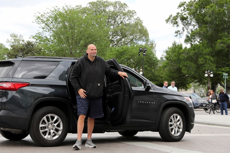 &copy; Reuters. U.S. Senator John Fetterman (D-PA) flashes a smile at reporters and a handful of applauding well-wishers on Capitol Hill in Washington, U.S., April 17, 2023, after being hospitalized for treatment of depression. REUTERS/Amanda Andrade-Rhoades