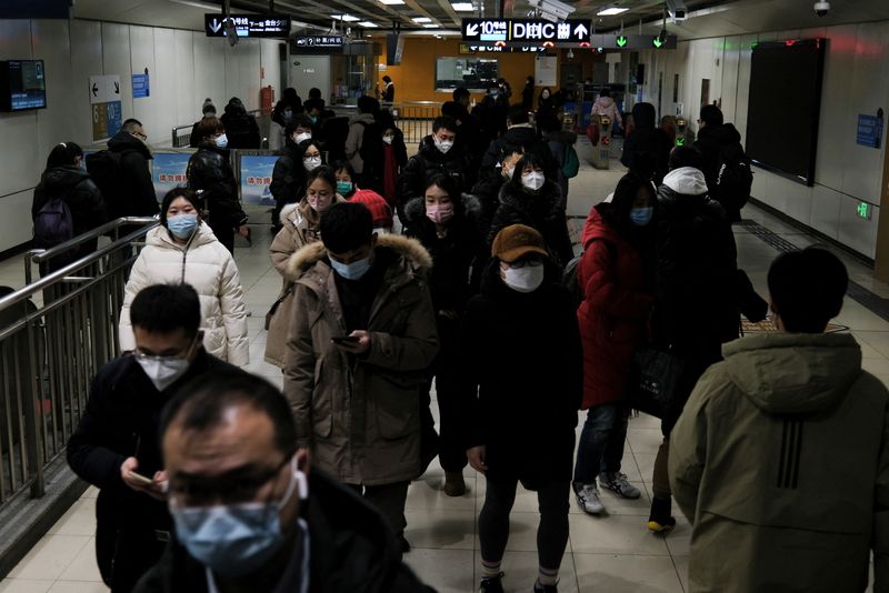 &copy; Reuters. FILE PHOTO: People walk at a subway station during evening rush hour in Beijing, China January 16, 2023. REUTERS/Tingshu Wang