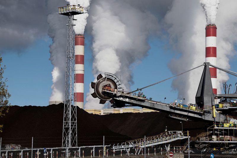 &copy; Reuters. FILE PHOTO: Industrial machines are seen in front of the Belchatow Power Station, Europe's largest coal-fired power plant powered by lignite, in Rogowiec, Poland October 20, 2022. REUTERS/Kuba Stezycki/File Photo