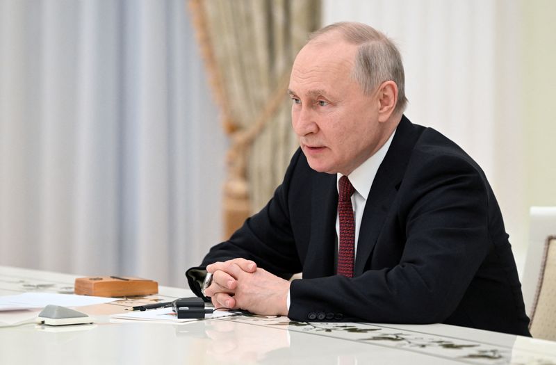 &copy; Reuters. 　４月１８日、ロシア大統領府は、プーチン大統領（写真）がウクライナ南部ヘルソン州と東部ルガンスク州の軍司令部を訪問したと発表した。写真は１６日モスクワでの代表撮影（２０２