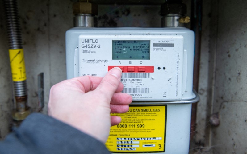 © Reuters. FILE PHOTO: A customer uses a prepayment gas smart meter outside a house in Cardiff, Britain February 3, 2023. REUTERS/Natasha Hirst/File Photo