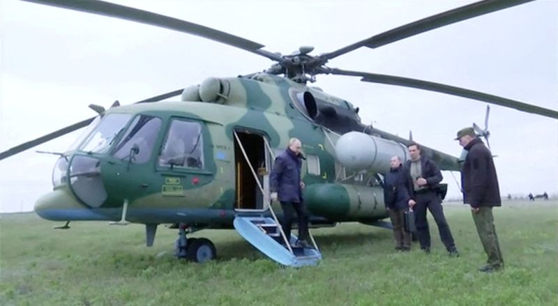 © Reuters. Russian President Vladimir Putin disembarks a helicopter as he visits the headquarters of the 