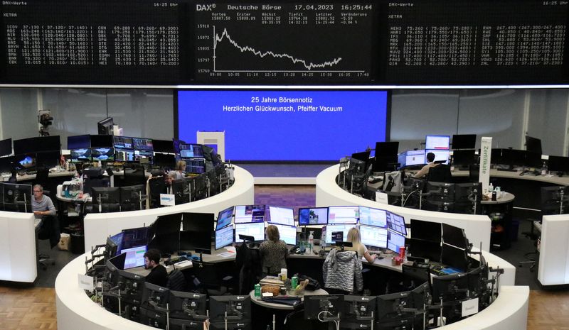&copy; Reuters. شاشة تعرض بيانات مؤشر داكس الألماني في بورصة فرانكفورت يوم الاثنين. تصوير: رويترز.
