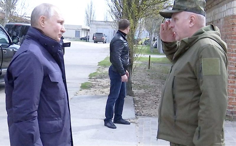 &copy; Reuters. Russian President Vladimir Putin listens to Colonel General Oleg Makarevich, commander of the Dnieper Group of Forces, during his visit to the headquarters of the "Dnieper" army group in the Kherson Region, Russian-controlled Ukraine, in this still image 