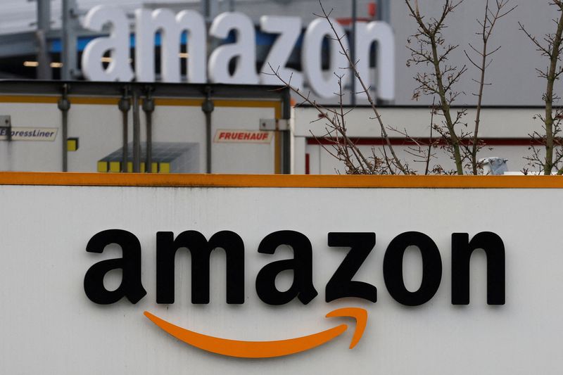 &copy; Reuters. FILE PHOTO: The logo of Amazon is seen at the company logistics center in Lauwin-Planque, northern France, January 5, 2023. REUTERS/Pascal Rossignol/File Photo
