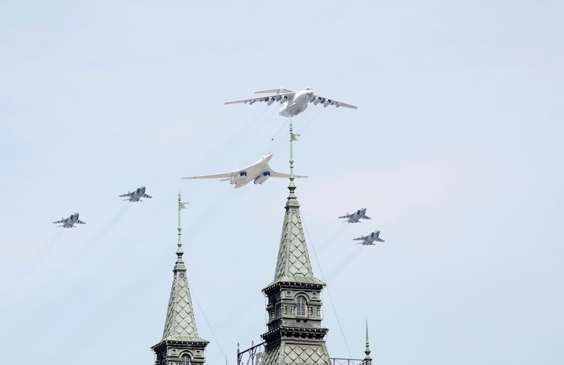 &copy; Reuters. ロシア国防省は１８日、核兵器搭載が可能な戦略爆撃機２機が極東のオホーツク海とベーリング海の上空を飛行したと発表した。定例のパトロール飛行だとしている。ロシア軍機の編隊飛行