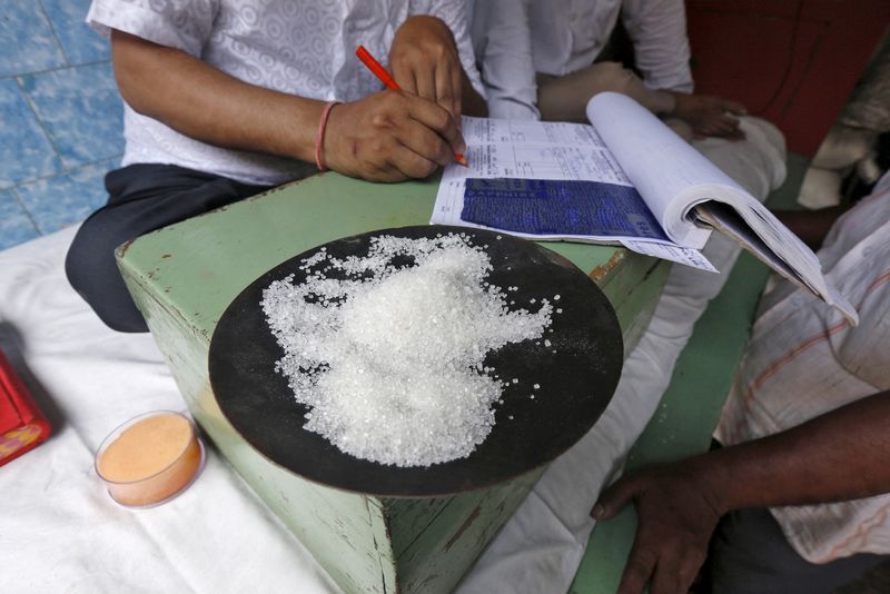 &copy; Reuters. Açúcar sendo negociado em mercado em Calcutá. REUTERS/Rupak De Chowdhuri/File Photo