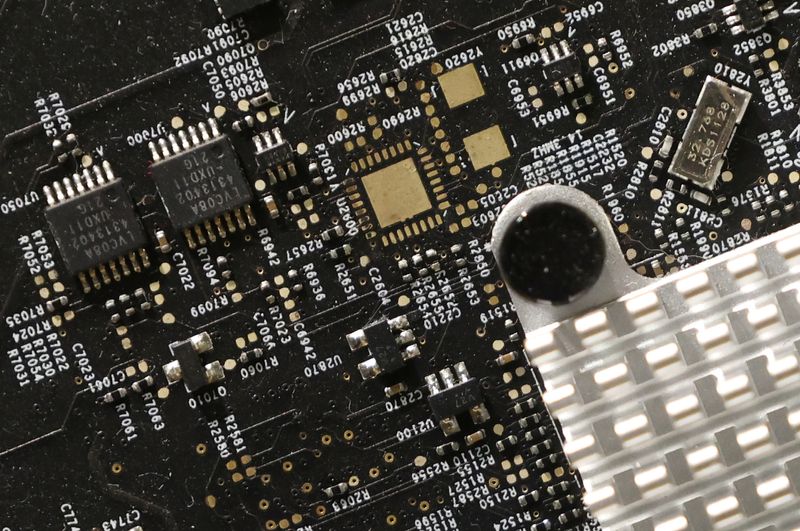 &copy; Reuters. FILE PHOTO: A view of a chip on an electronic device at a shop in Brussels, Belgium, February 8, 2022. REUTERS/Yves Herman