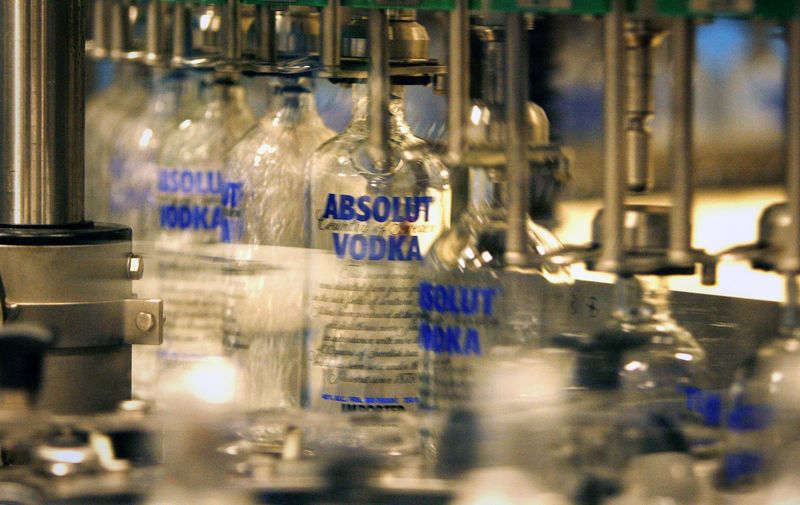 &copy; Reuters. Des bouteilles sur une ligne de production de l'usine d'embouteillage d'Absolut à Ahus, en Suède. /Photo d'archives/REUTERS/Bob Strong