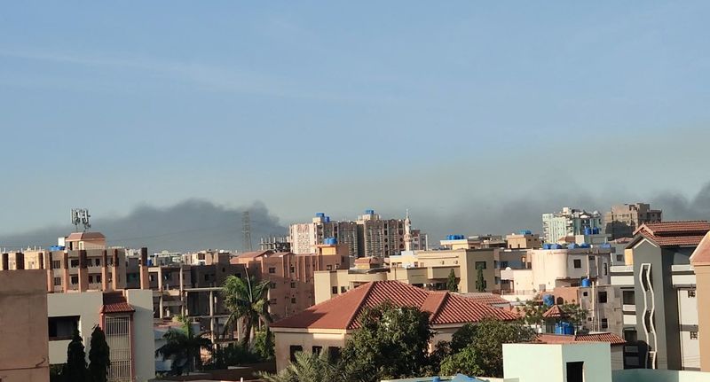 © Reuters. مشهد عام يظهر سحابة دخان في الخرطوم يوم الثلاثاء في صورة أخذت من مقطع فيديو متداول على وسائل التواصل الاجتماعي. صورة لرويترز من حساب أيمن أمين على موقع تويتر.