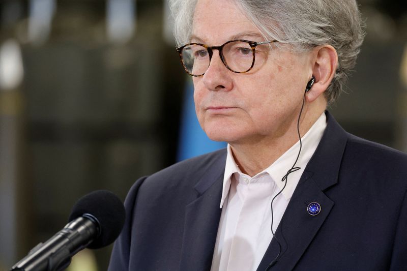 &copy; Reuters. Thierry Breton, commissaire européen chargé du marché intérieur, assistant à une conférence de presse après une visite dans une usine de munitions à Nowa Deba, en Pologne. /Photo prise le 27 mars 2023/REUTERS/Patryk Ogorzalek