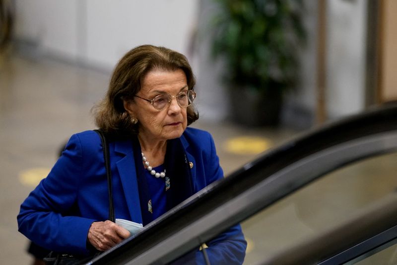 &copy; Reuters. FILE PHOTO: U.S. Senator Dianne Feinstein (D-CA) moves through the Senate subway during a vote at the U.S. Capitol in Washington, U.S., September 21, 2022. REUTERS/Elizabeth Frantz/File Photo