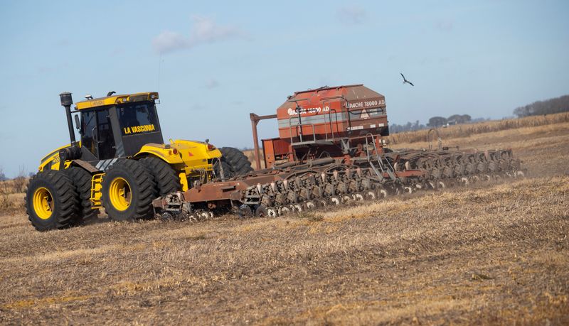 &copy; Reuters. Foto de archivo - Un agricultor trabaja sobre terreno de soja en Comodoro Py, provincia de Buenos Aires, Argentina. Jun 21, 2022. REUTERS/Matias Baglietto