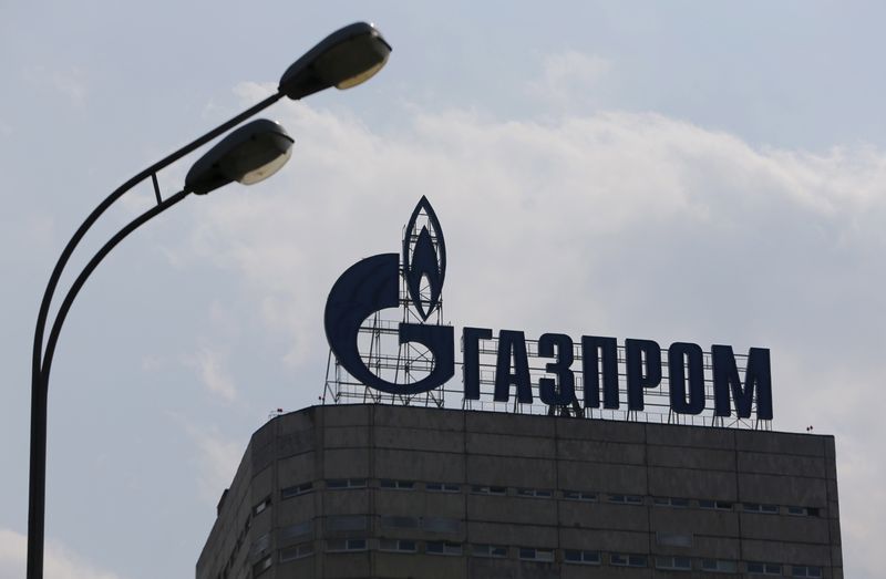 &copy; Reuters. منظر لشعار شركة الغاز الطبيعي الروسية جازبروم أعلى مبناها في موسكو - صورة من أرشيف رويترز.