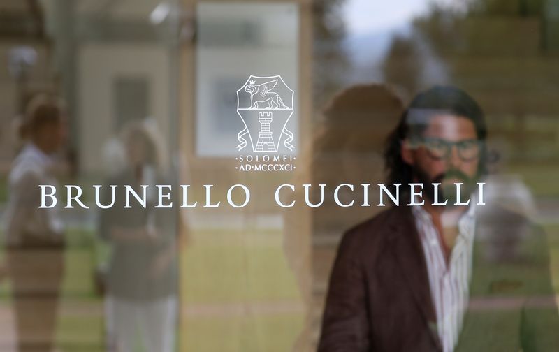 &copy; Reuters. Il logo di Brunello Cucinelli è visibile su una porta della sede dell'azienda a Solomeo, vicino a Perugia, Italia, 4 settembre 2018.  REUTERS/Alessandro Bianchi