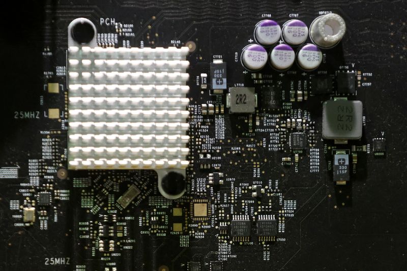 &copy; Reuters. FOTO DE ARCHIVO: El chip de un dispositivo electrócnico en una tienda en Bruselas, Bélgica, el 8 de febrero de 2022. REUTERS/Yves Herman