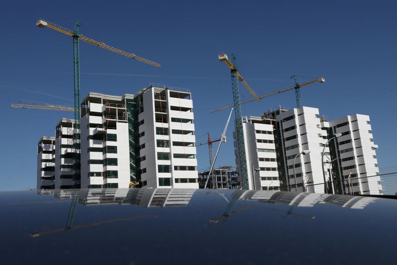 &copy; Reuters. FOTO DE ARCHIVO: Grúas y bloques de pisos en construcción en Madrid