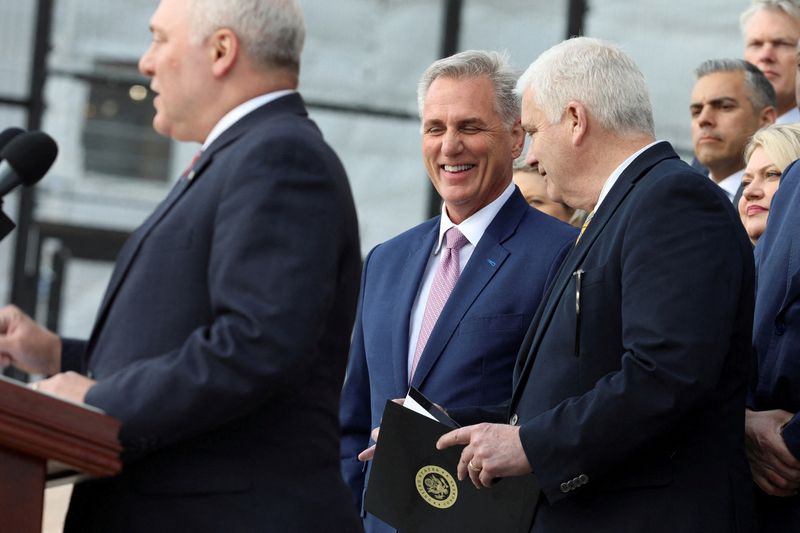 © Reuters. FILE PHOTO: U.S. House Speaker Kevin McCarthy (R-CA) shares a laugh with Whip Rep. Tom Emmer (R-MN) during a press conference about the Republican party’s upcoming legislative agenda and accomplishments in the first one hundred days of holding the majority in the House of Representatives on Capitol Hill in Washington, U.S., April 17, 2023. REUTERS/Amanda Andrade-Rhoades/File Photo