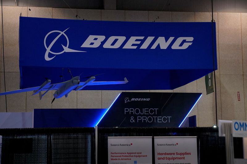 &copy; Reuters. FOTO DE ARCHIVO: Vista del stand de exhibición de Boeing durante el Simposio y Exposición de la Fuerza Global de la Asociación del Ejército de los Estados Unidos (AUSA) en Huntsville, Alabama, Estados Unidos. 28 de marzo, 2023.  REUTERS/Cheney Orr