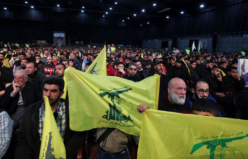 © Reuters. Apoiadores do líder do Hezbollah do Líbano, Sayyed Hassan Nasrallah durante manifestação nos subúrbios ao sul de Beirute
REUTERS/Aziz Taher
14/02/2023