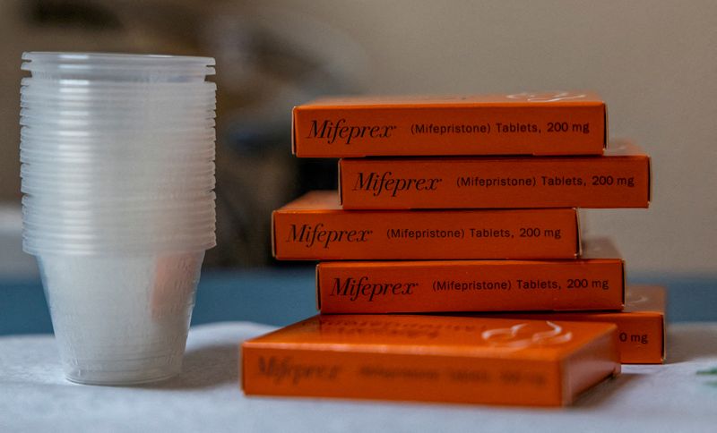 &copy; Reuters. FCaixas de mifepristona, primeira pílula administrada em aborto medicinal, são preparadas para pacientes em clínica de reprodução feminina no Novo México
13/01/2023
REUTERS/Evelyn Hockstein