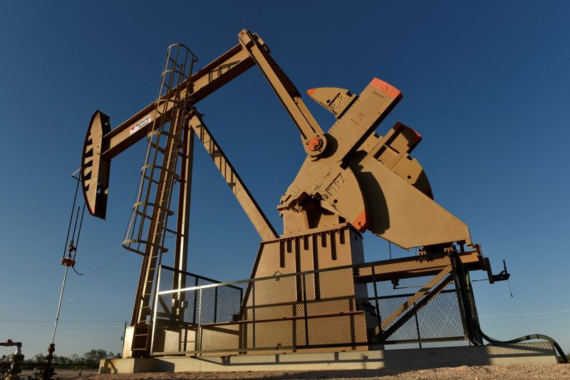 &copy; Reuters. FILE PHOTO: A pump jack operates in the Permian Basin near Midland, Texas U.S. August 23, 2018. REUTERS/Nick Oxford
