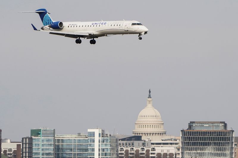 &copy; Reuters. FILE PHOTO: A United Airlines aircraft flies past the U.S. Capitol before landing at Reagan National Airport in Arlington, Virginia, U.S., January 24, 2022.   REUTERS/Joshua Roberts