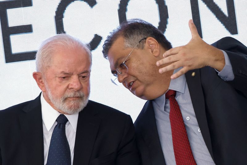 &copy; Reuters. Lula e o ministro da Justiça, Flávio Dino
 15/03/2023
REUTERS/Adriano Machado