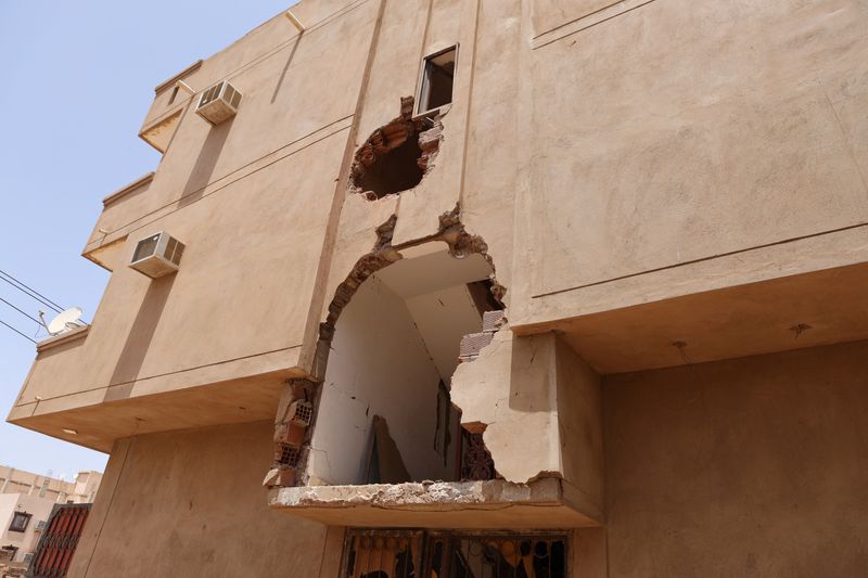 &copy; Reuters. منزل متضرر خلال اشتباكات بين قوات الدعم السريع شبه العسكرية والجيش السوداني في الخرطوم يوم الاثنين. تصوير: رويترز. يحظر إعادة بيع الصورة أو 