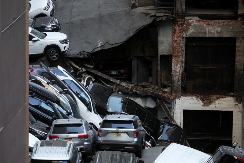 &copy; Reuters. 　４月１８日、米ニューヨーク市マンハッタン南部の金融街で、４階建ての駐車場の一部が崩壊し、少なくとも１人の従業員が死亡したほか、中にいた５人が負傷した（２０２３年　ロイタ