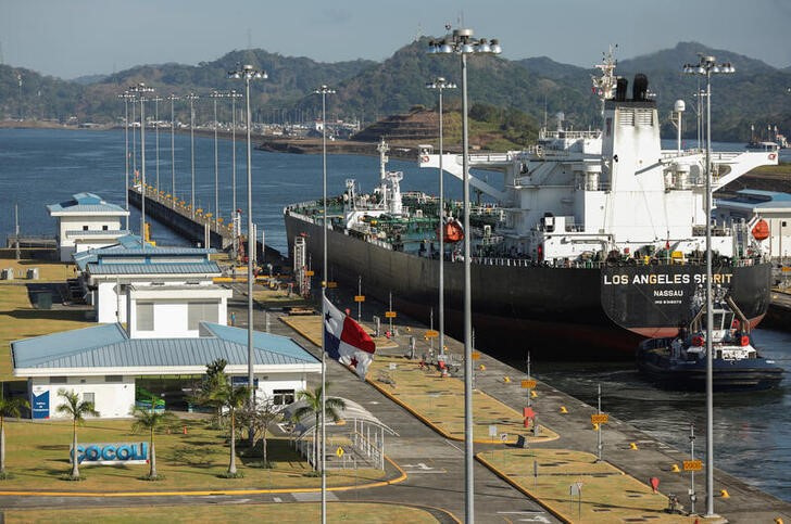 &copy; Reuters. アジア時間の取引で、原油先物価格は小幅上昇している。写真は、パナマ運河を通過中の原油タンカー。２０２３年３月１０日に撮影。（２０２３年　ロイター／Aris Martinez）