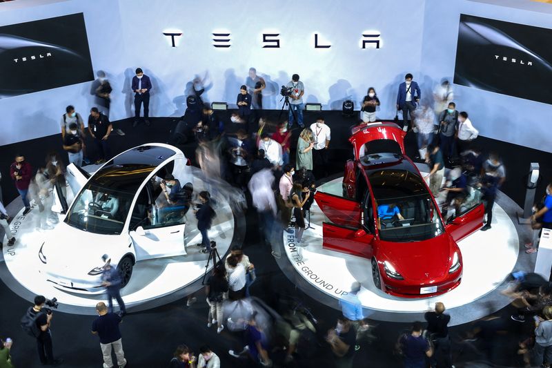 &copy; Reuters. FILE PHOTO: Members of media and guests surround the Tesla Model Y and Model 3 during Thailand Tesla's official launch event in Bangkok, Thailand, December 7, 2022. REUTERS/Athit Perawongmetha