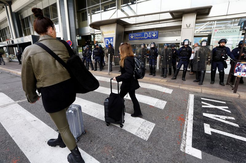 &copy; Reuters. FILE PHOTO: Passengers at Nice international airport during a demonstration as part of the ninth day of nationwide strikes and protests against French government's pension reform, in Nice, France, March 23, 2023. REUTERS/Eric Gaillard/File Photo