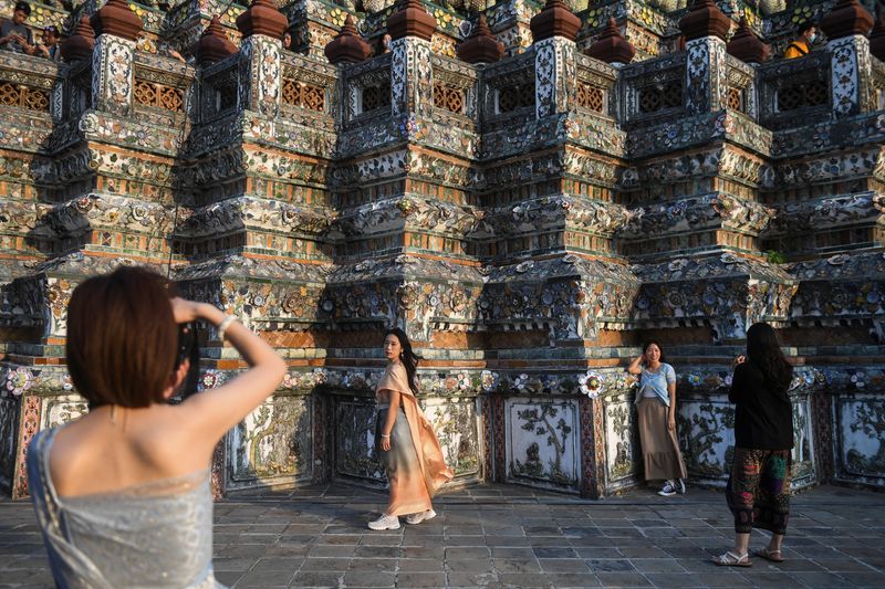&copy; Reuters. 　４月１９日、５月１日の中国労働節（メーデー）に伴う大型連休で海外旅行を計画している中国人観光客の数は、アジア地域を中心に回復傾向にある。写真はタイの伝統衣装を身に着けた