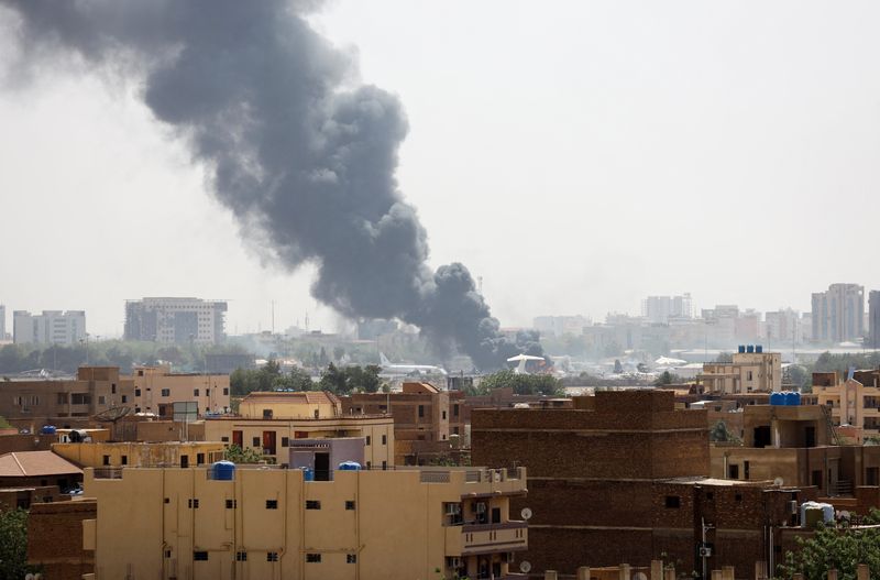 &copy; Reuters. دخان يتصاعد من طائرة محترقة داخل مطار الخرطروم خلال اشتباكات بين قوات الدعم السريع شبه العسكرية والجيش السوداني في الخرطوم يوم 17 أبريل نيسا