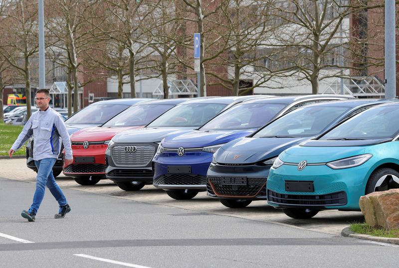 &copy; Reuters. FILE PHOTO: Electric car models of the Volkswagen Group Volkswagen ID.3, Seat Cupra Born, Volkswagen ID.4, Audi Q4 e-tron, Volkswagen ID.5 GTX and Audi Q4 Sportback e-tron are parked outside the production plant of Volkswagen, in Zwickau, Germany, April 2