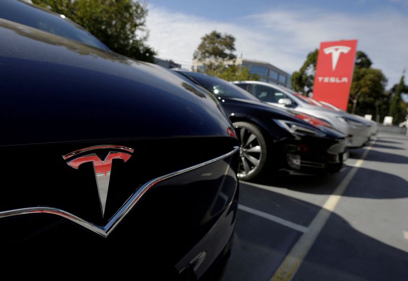 &copy; Reuters. FOTO DE ARCHIVO. Un Tesla Model X junto a un Model S en un concesionario de automóviles eléctricos Tesla en Sídney, Australia. 31 de mayo de 2017. REUTERS/Jason Reed