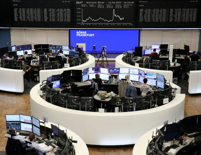 &copy; Reuters. FOTO DE ARCHIVO: El gráfico de cotización del índice de precios alemán DAX en una pantalla en el interior de la Bolsa de Fráncfort, Alemania, el 12 de abril de 2023. REUTERS/Personal