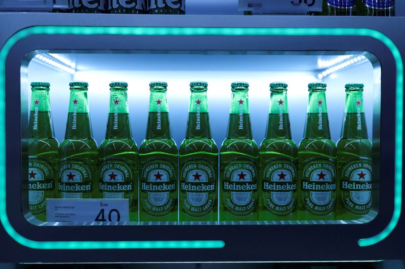 &copy; Reuters. FOTO DE ARCHIVO: Botellas de cerveza Heineken en un supermercado en Bangkok, Tailandia, el 12 de octubre de 2020. REUTERS/Soe Zeya Tun
