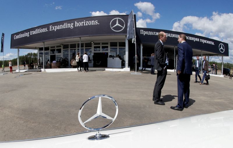 &copy; Reuters. FILE PHOTO: The Mercedes-Benz logo is seen on a car at a new Mercedes-Benz plant's cornerstone laying ceremony in the town of Esipovo outside Moscow, Russia, June 20, 2017. REUTERS/Tatyana Makeyeva