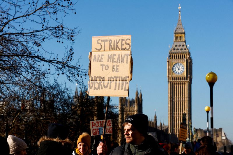 &copy; Reuters. FILE PHOTO: Nurses protest during a strike by NHS medical workers, amid a dispute with the government over pay, outside St Thomas' Hospital, in London, Britain, February 6, 2023. REUTERS/Peter Nicholls